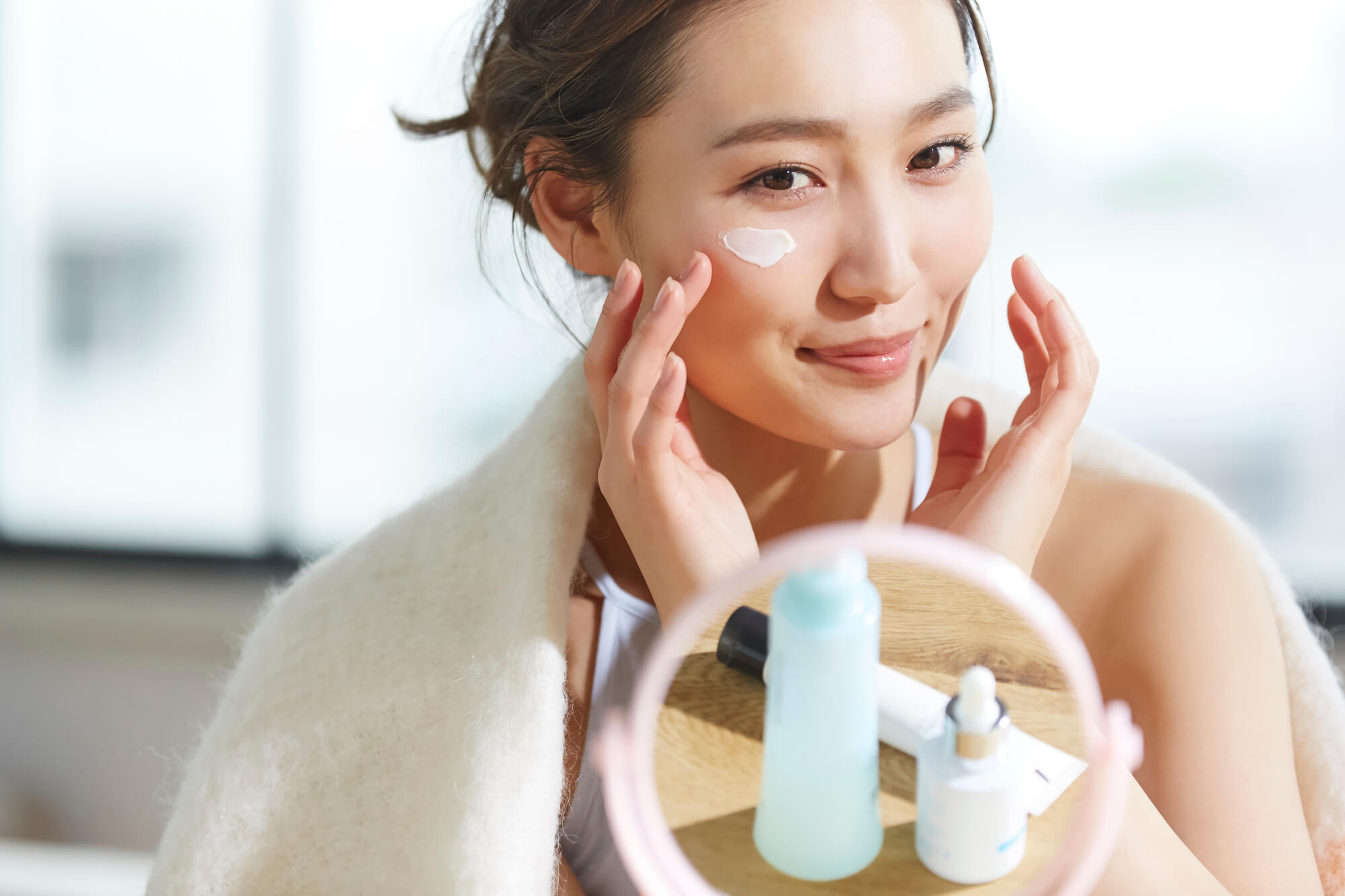 【ほうれい線が気になり始めたあなたへ】今すぐ始めるほうれい線予防メソッドとメイク方法を解説