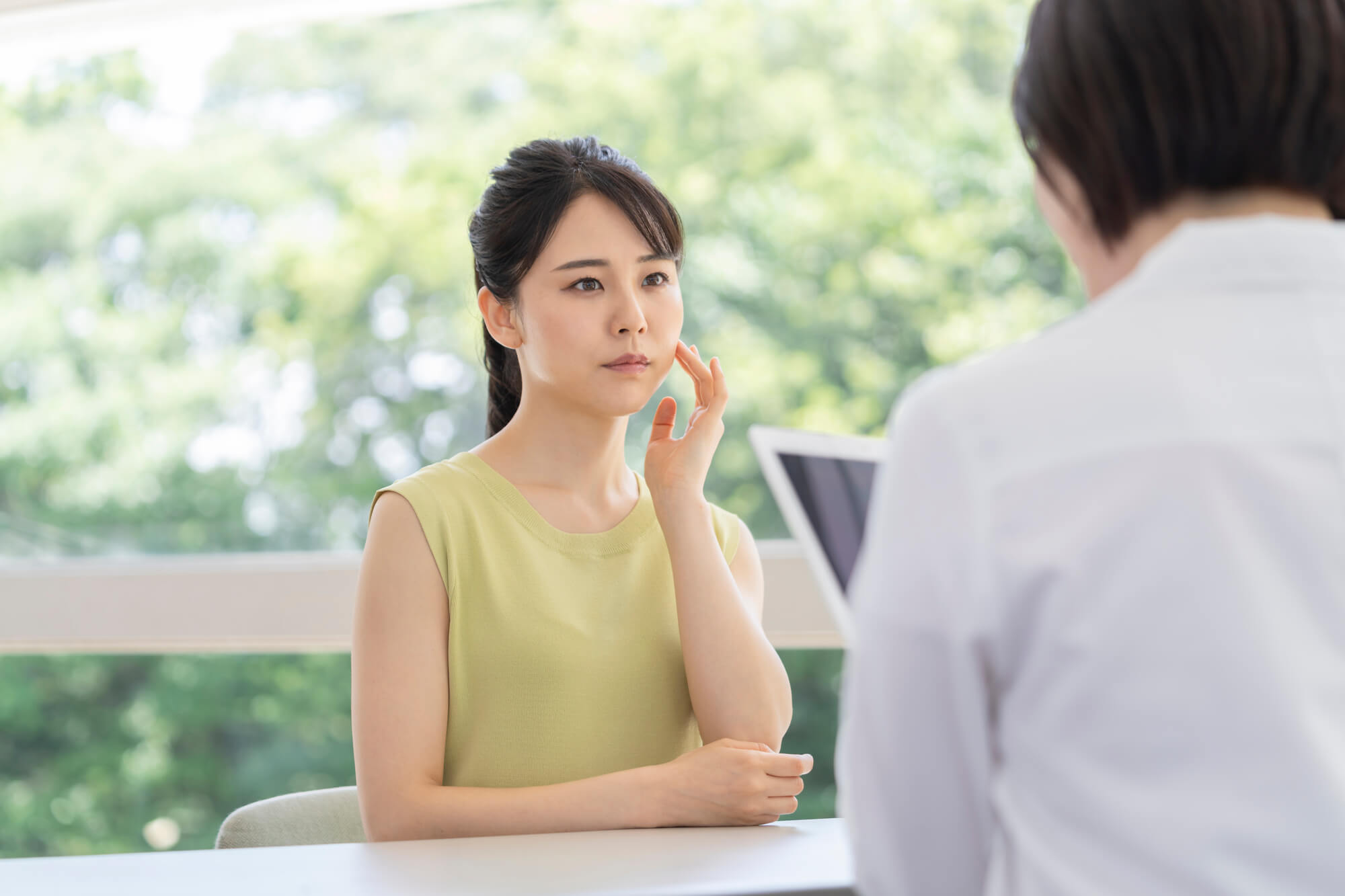 【ほうれい線が気になり始めたあなたへ】今すぐ始めるほうれい線予防メソッドとメイク方法を解説