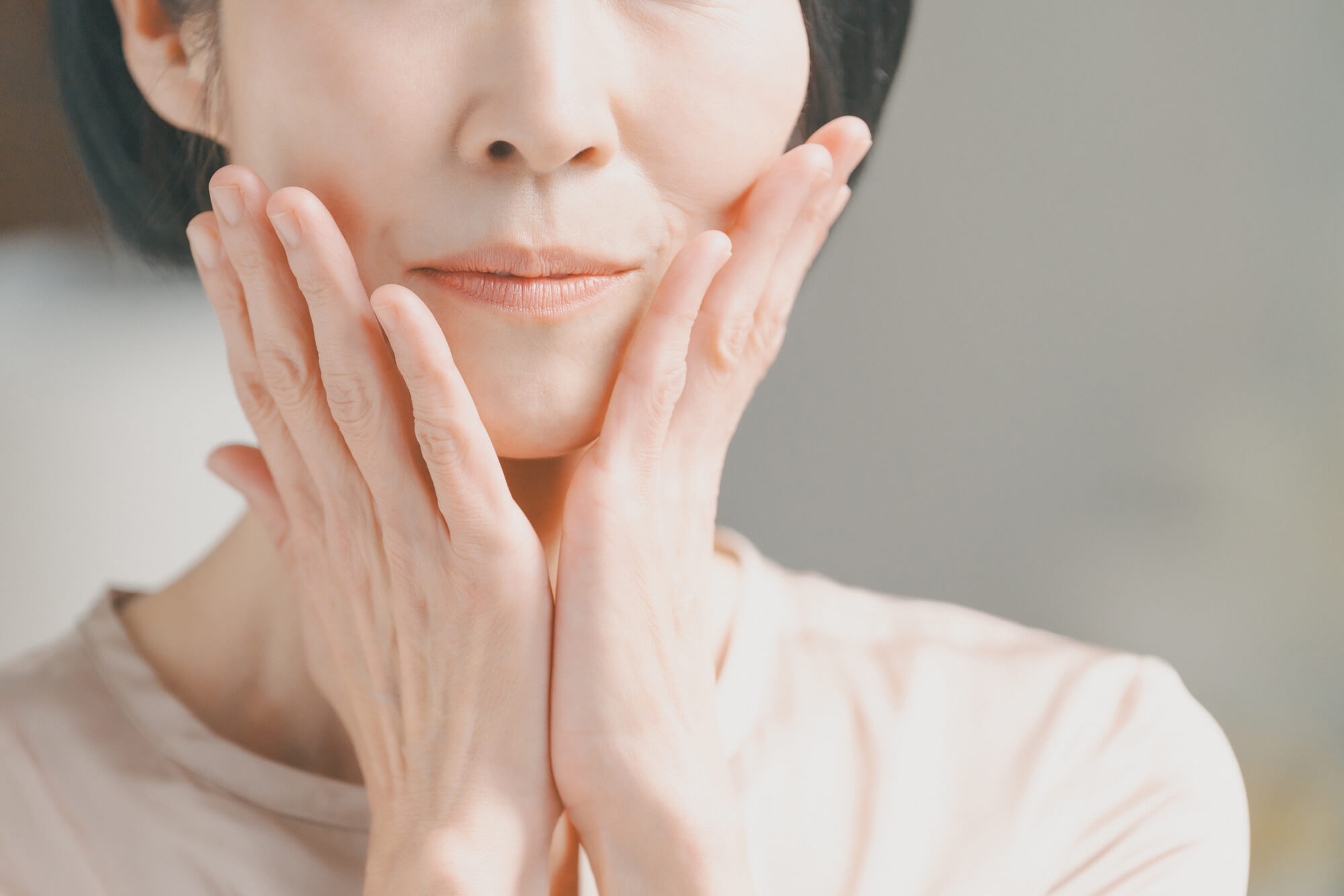 【ほうれい線が気になり始めたあなたへ】今すぐ始めるほうれい線予防メソッドとメイク方法を解説