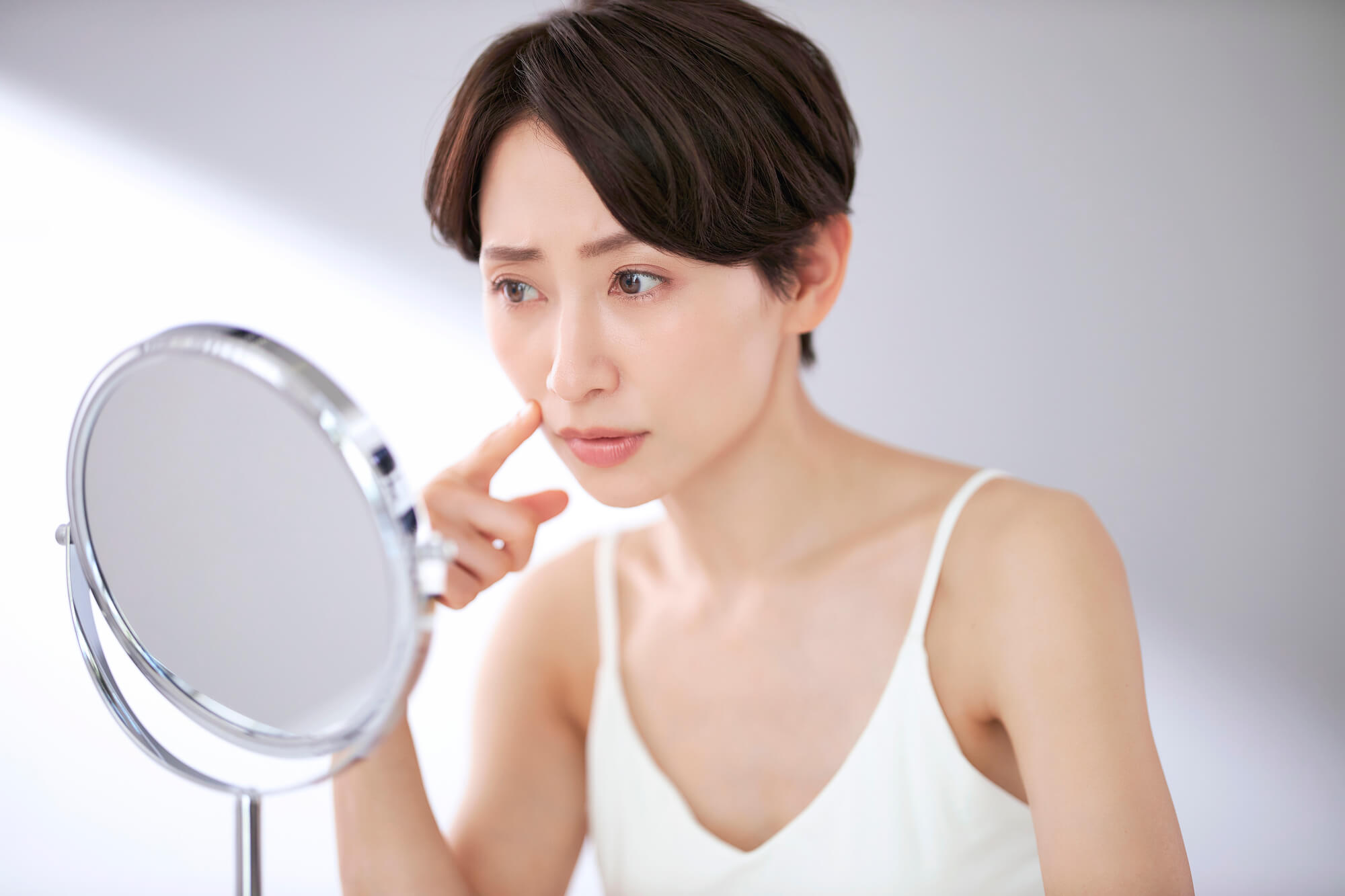 乾燥小じわを気にする女性