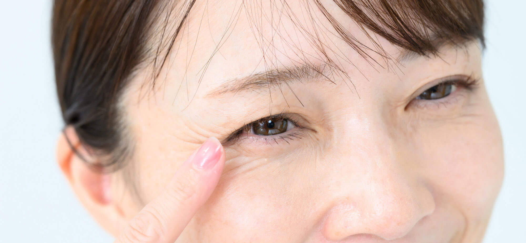 目の周りに小じわができる原因と対策法のイメージ