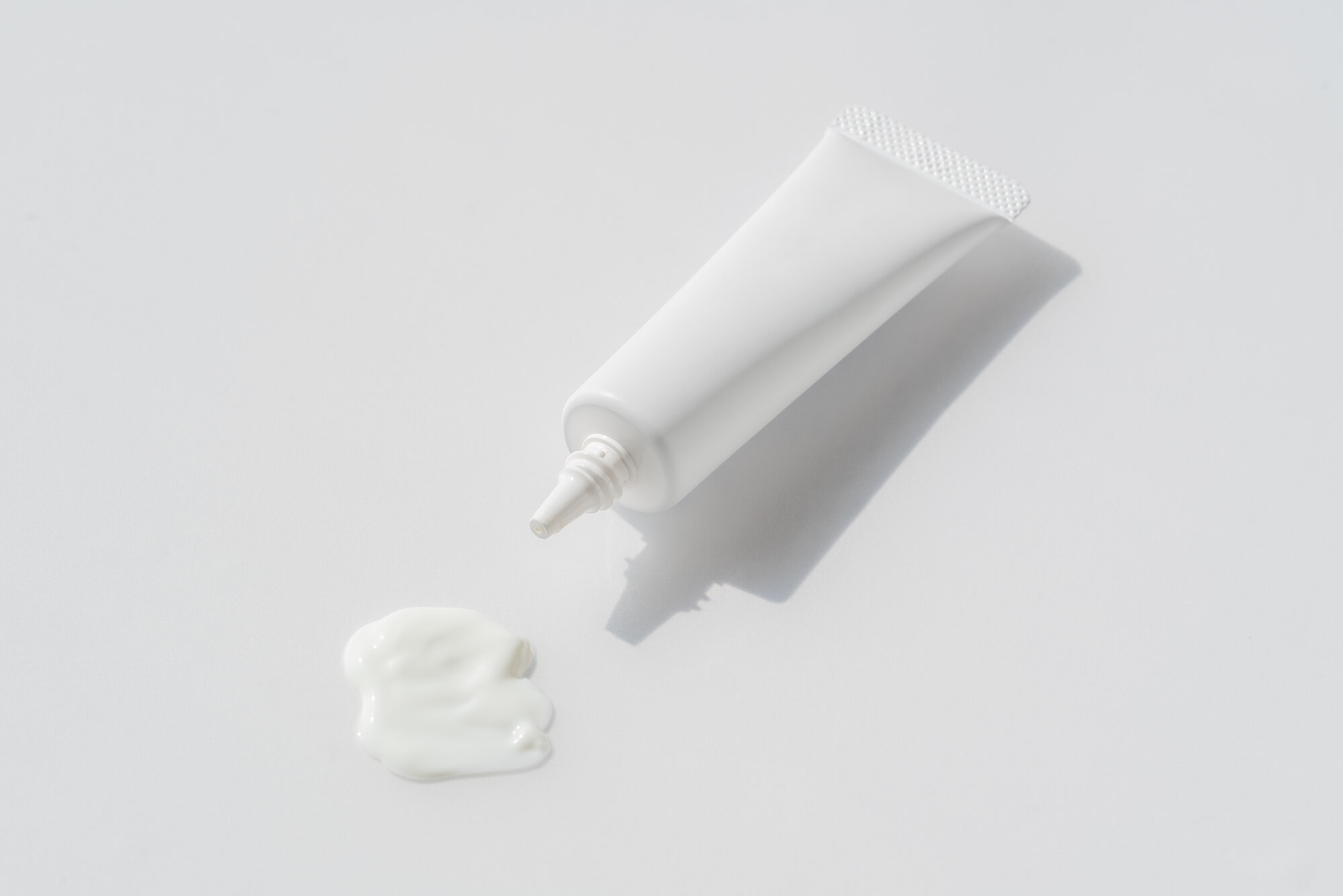 まぶたなどの目元の小じわに使われるアイクリームとは