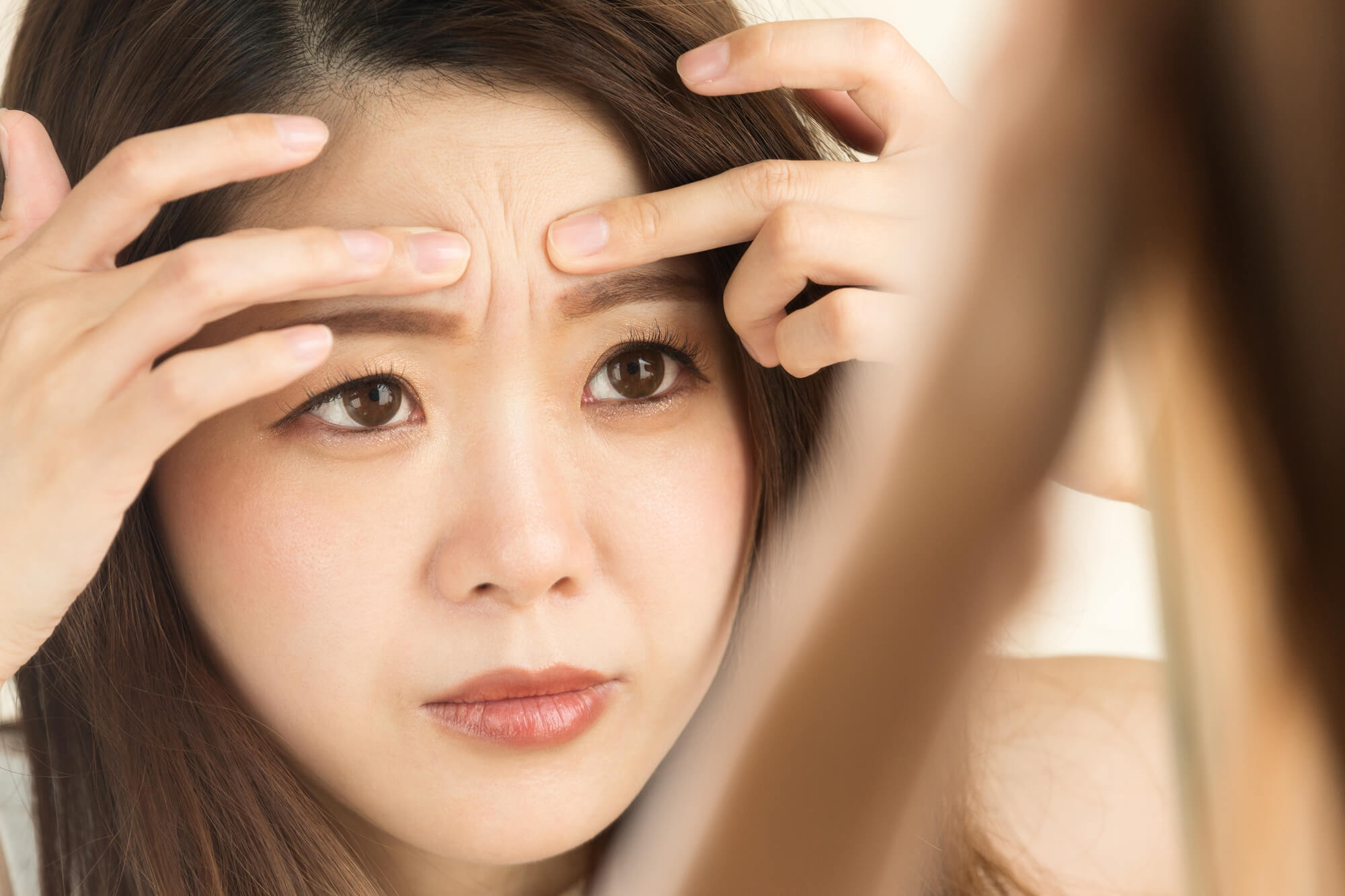 おでこの小じわを増やすNG習慣