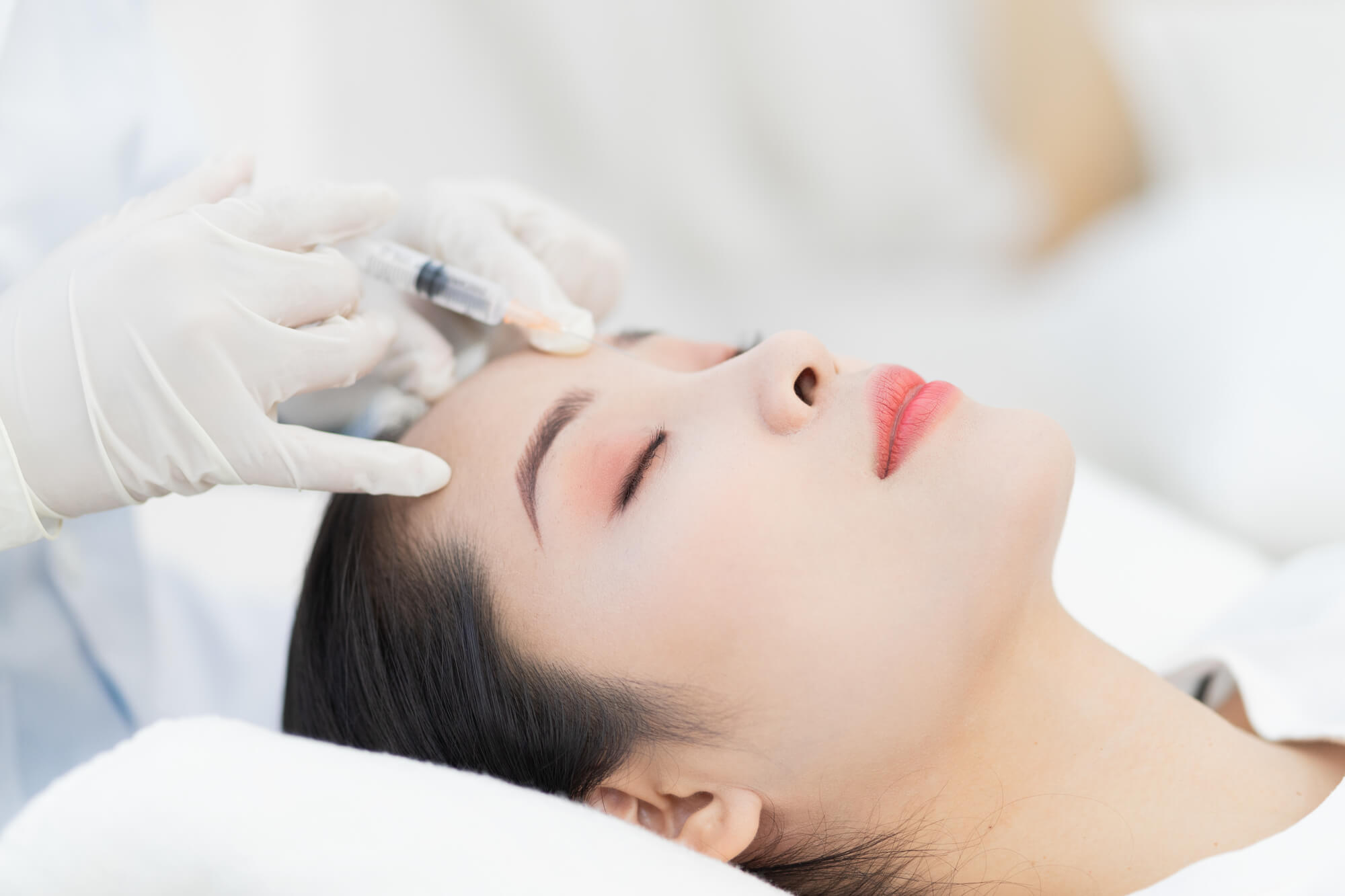 おでこの小じわを美容施術で治療する際の注意点