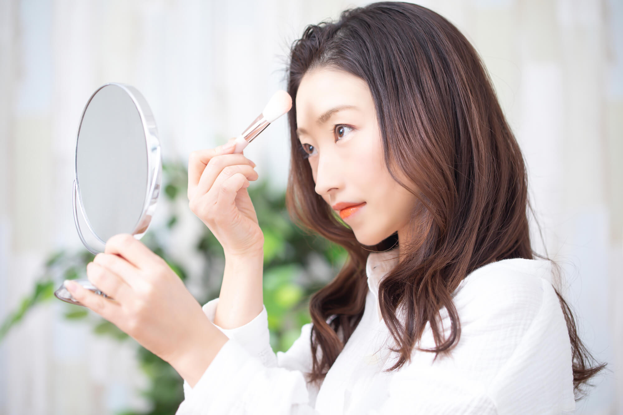 小じわを目立たなくするメイクと美容医療イメージ