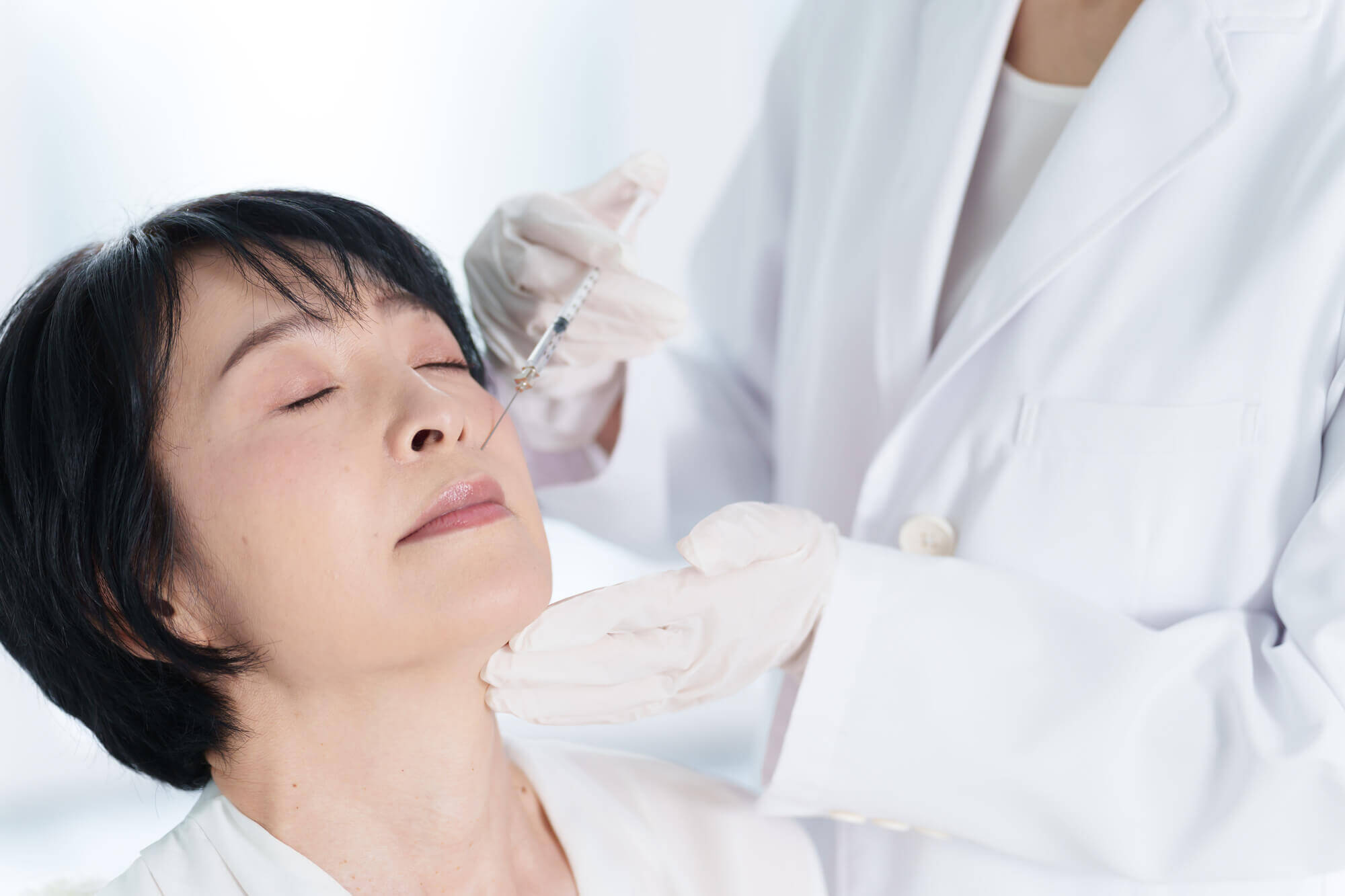 ほうれい線を根本からなくすためには美容医療