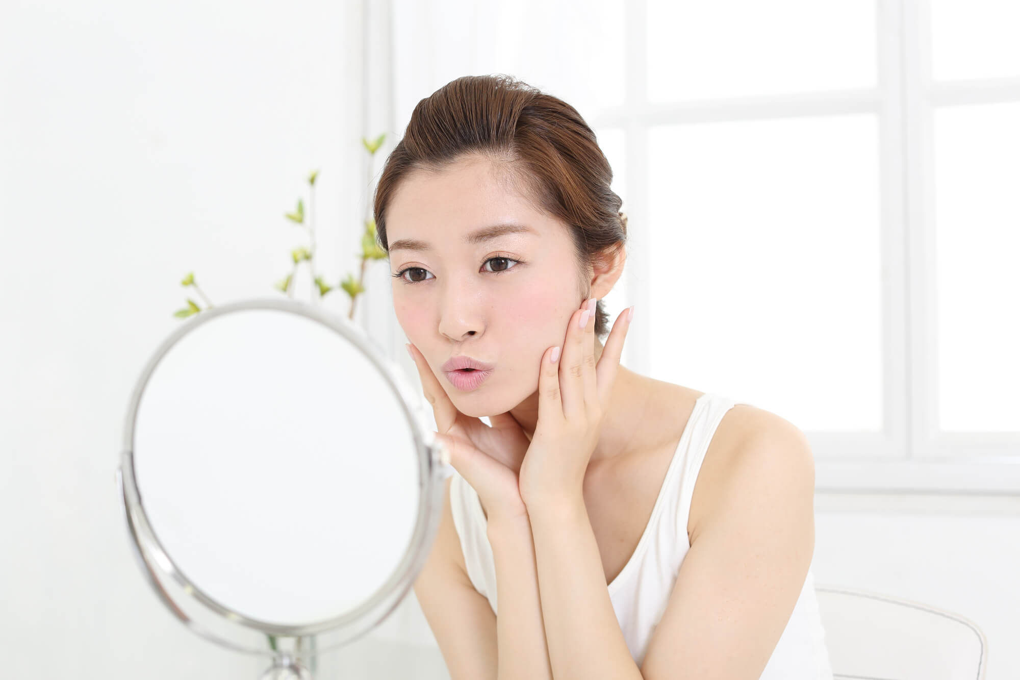 頬肉のたるみを防ぐ表情筋トレーニング