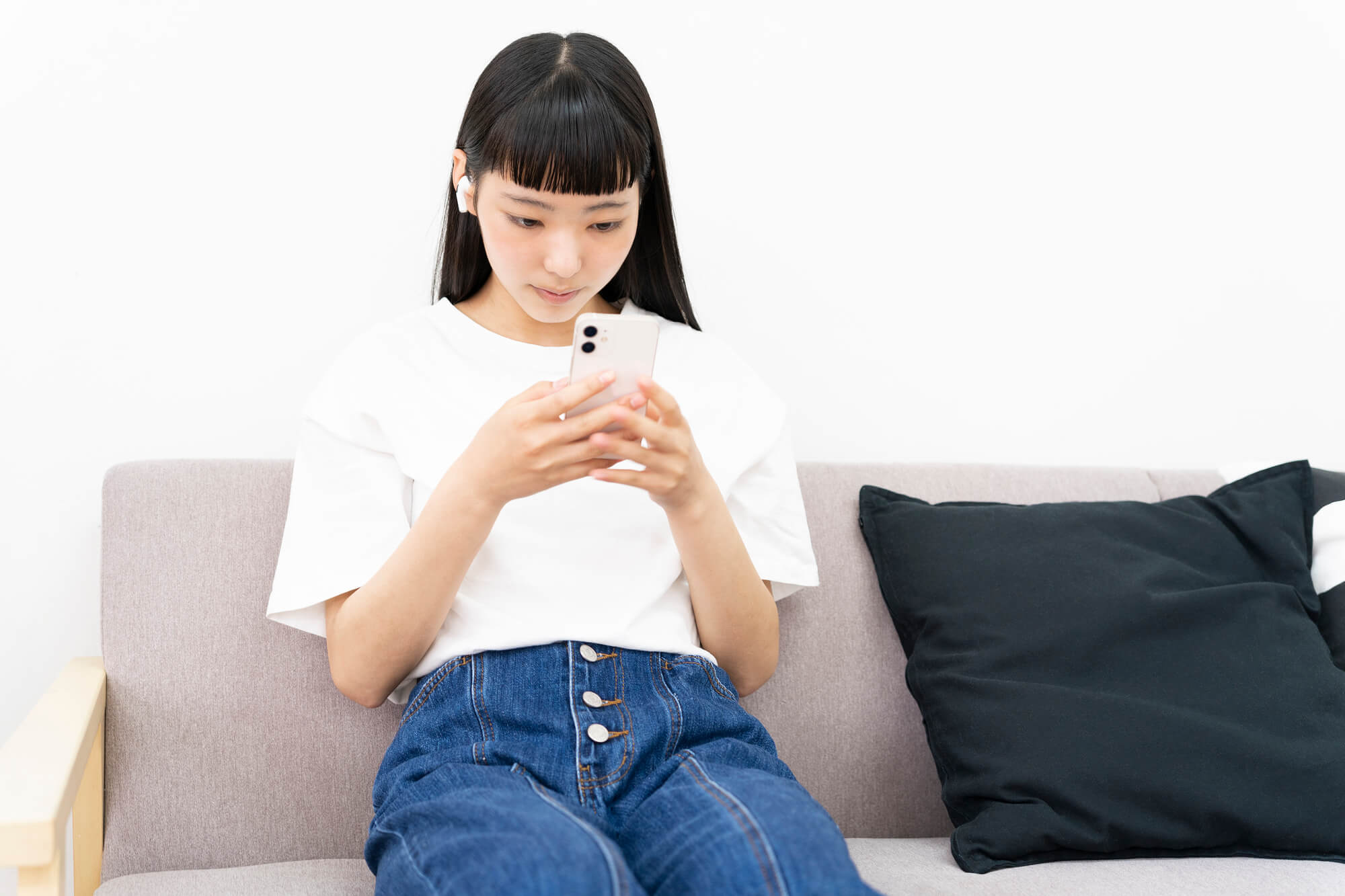 年齢だけじゃない！若くてもほうれい線ができる人の理由イメージ