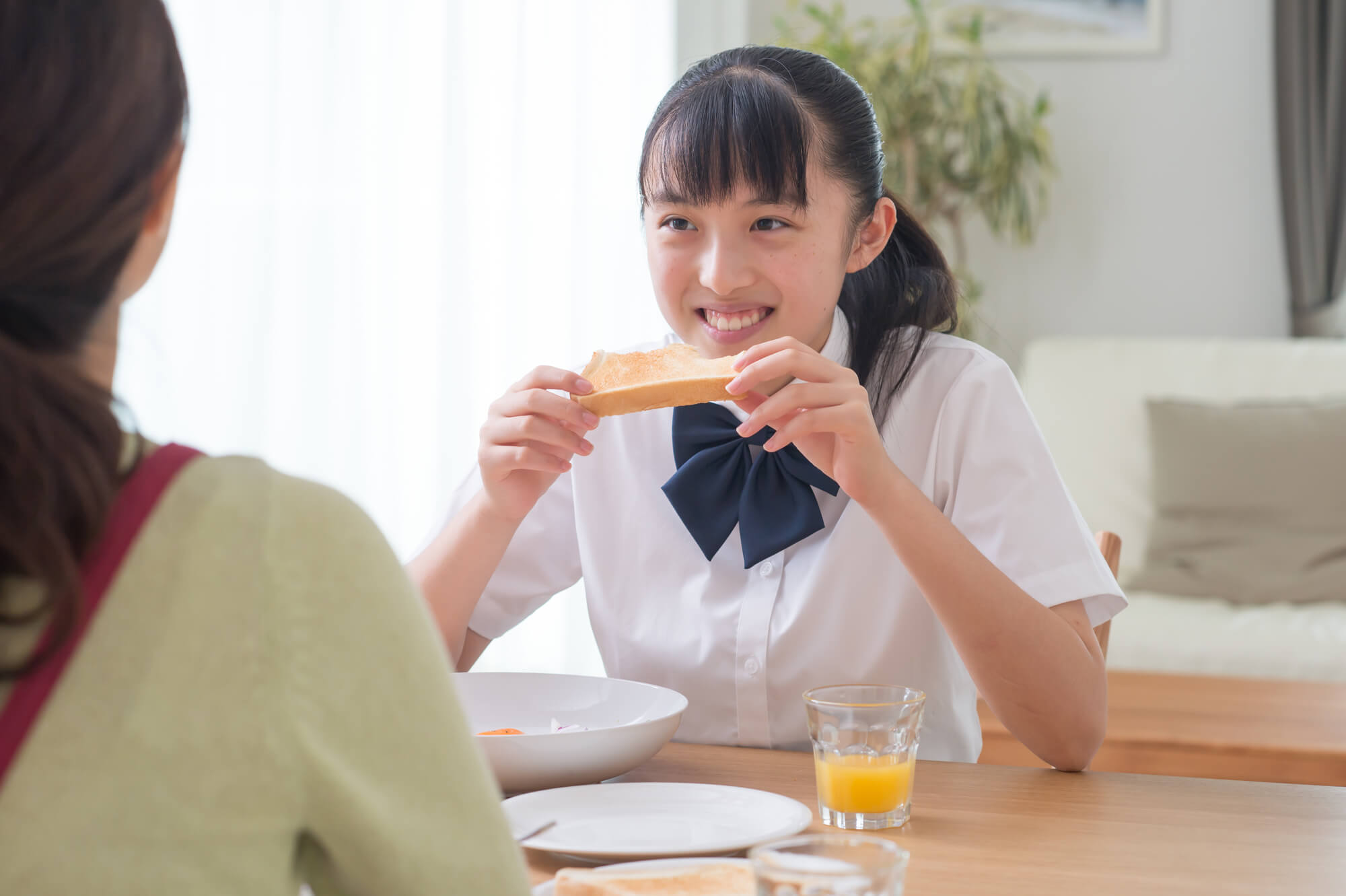 中学生でも表情のクセや噛みグセがほうれい線を作るメカニズム