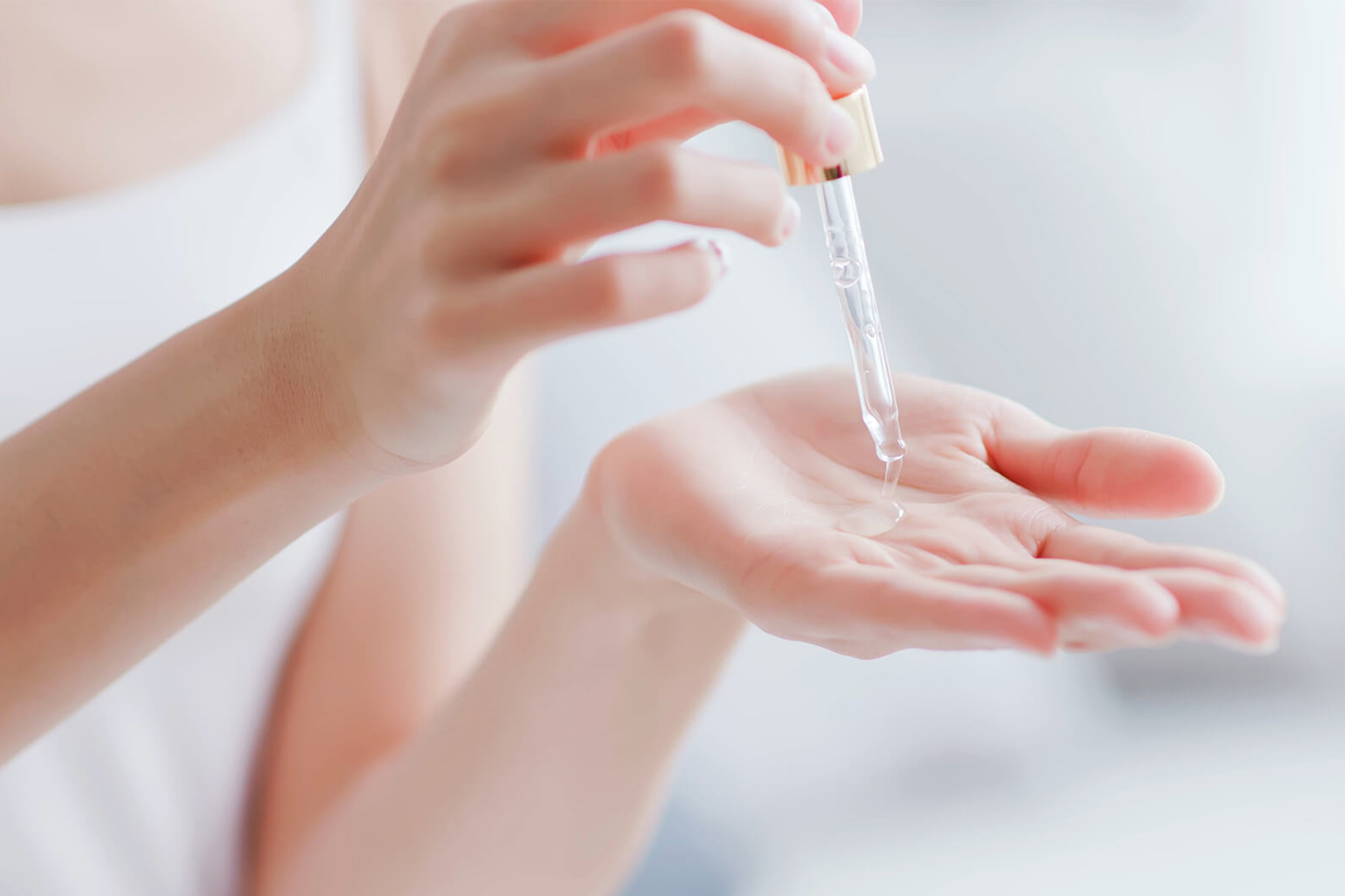 ほうれい線ケアに美容医療と美容液を併用すると効果的な理由