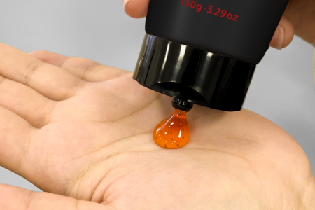 濡れた手に直径2.5cm程液を出し、少量の水を加えて指全体になじませてください